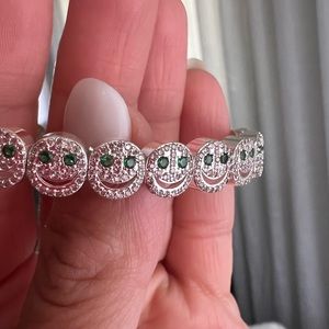Lisa Gozlan Happy Face bracelet (BR030) in silver with green eyes